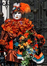 Costumi del Carnevale di Venezia davanti all'Arsenale.