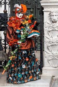 Costumi del Carnevale di Venezia davanti all'Arsenale.