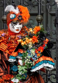 Costumi del Carnevale di Venezia davanti all'Arsenale.