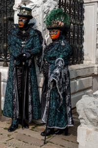 Costumi del Carnevale di Venezia davanti all'Arsenale.