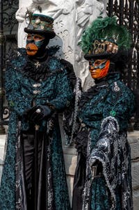 Costumi del Carnevale di Venezia davanti all'Arsenale.