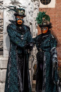 Costumi del Carnevale di Venezia davanti all'Arsenale.