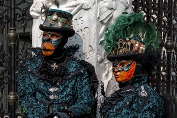 Costumi del Carnevale di Venezia davanti all'Arsenale.