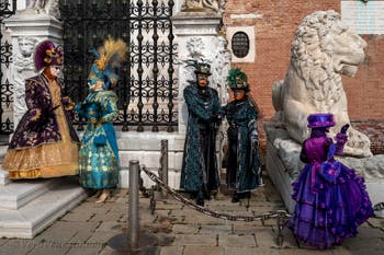 Costumi del Carnevale di Venezia davanti all'Arsenale.