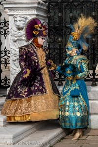 Costumi del Carnevale di Venezia davanti all'Arsenale.