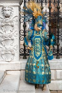 Costumi del Carnevale di Venezia davanti all'Arsenale.