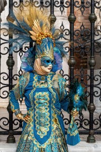 Costumi del Carnevale di Venezia davanti all'Arsenale.