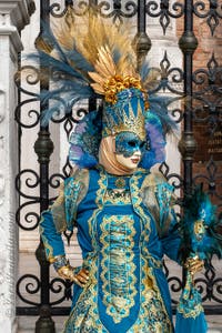 Costumi del Carnevale di Venezia davanti all'Arsenale.