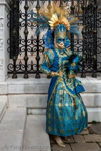 Costumi del Carnevale di Venezia davanti all'Arsenale.