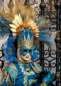 Costumi del Carnevale di Venezia davanti all'Arsenale.