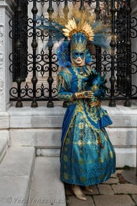 Costumi del Carnevale di Venezia davanti all'Arsenale.