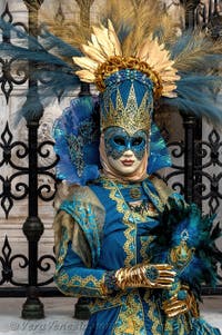 Costumi del Carnevale di Venezia davanti all'Arsenale.