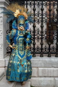 Costumi del Carnevale di Venezia davanti all'Arsenale.