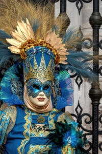 Costumi del Carnevale di Venezia davanti all'Arsenale.