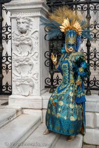 Costumi del Carnevale di Venezia davanti all'Arsenale.