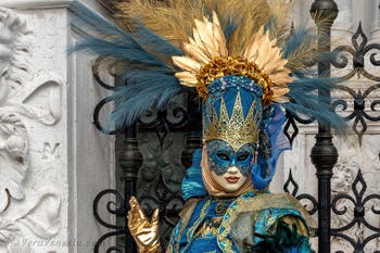 Costumi del Carnevale di Venezia davanti all'Arsenale.