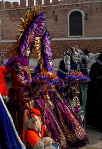 Costumi del Carnevale di Venezia davanti all'Arsenale.