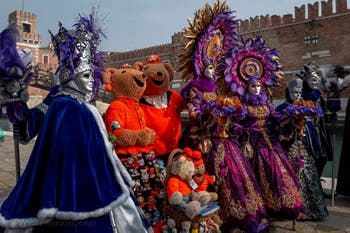 Costumi del Carnevale di Venezia davanti all'Arsenale.