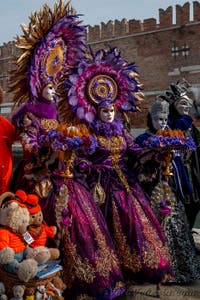 Costumi del Carnevale di Venezia davanti all'Arsenale.