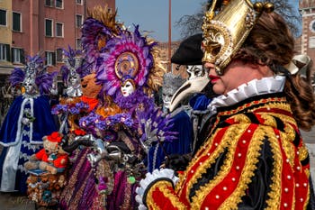 Costumi del Carnevale di Venezia davanti all'Arsenale.