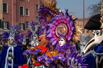 Costumi del Carnevale di Venezia davanti all'Arsenale.