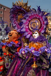 Costumi del Carnevale di Venezia davanti all'Arsenale.