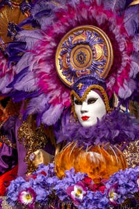 Costumi del Carnevale di Venezia davanti all'Arsenale.