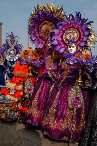 Costumi del Carnevale di Venezia davanti all'Arsenale.