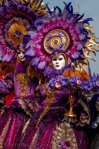 Costumi del Carnevale di Venezia davanti all'Arsenale.