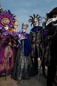 Costumi del Carnevale di Venezia davanti all'Arsenale.