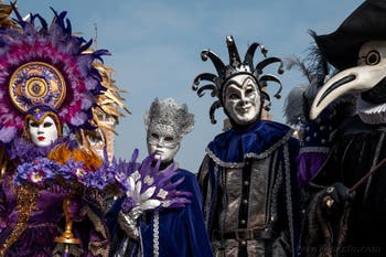 Costumi del Carnevale di Venezia davanti all'Arsenale.