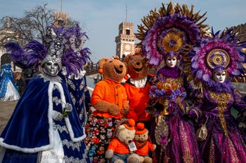 Costumi del Carnevale di Venezia davanti all'Arsenale.