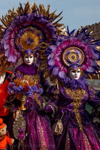 Costumi del Carnevale di Venezia davanti all'Arsenale.