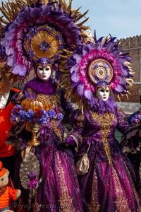 Costumi del Carnevale di Venezia davanti all'Arsenale.