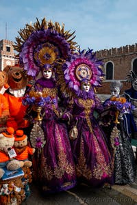 Costumi del Carnevale di Venezia davanti all'Arsenale.