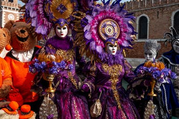 Costumi del Carnevale di Venezia davanti all'Arsenale.