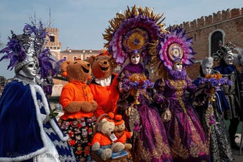 Costumi del Carnevale di Venezia davanti all'Arsenale.