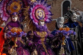 Costumi del Carnevale di Venezia davanti all'Arsenale.