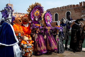 Costumi del Carnevale di Venezia davanti all'Arsenale.