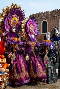 Costumi del Carnevale di Venezia davanti all'Arsenale.