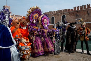 Costumi del Carnevale di Venezia davanti all'Arsenale.