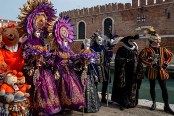 Costumi del Carnevale di Venezia davanti all'Arsenale.