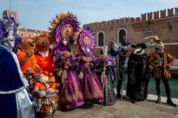 Costumi del Carnevale di Venezia davanti all'Arsenale.