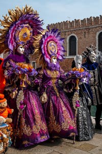 Costumi del Carnevale di Venezia davanti all'Arsenale.