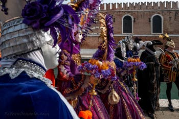 Costumi del Carnevale di Venezia davanti all'Arsenale.