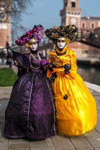 Costumi del Carnevale di Venezia davanti all'Arsenale.