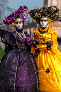 Costumi del Carnevale di Venezia davanti all'Arsenale.