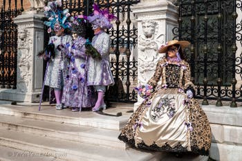 Costumi del Carnevale di Venezia davanti all'Arsenale.