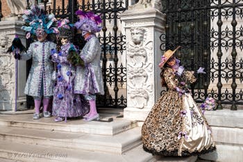 Costumi del Carnevale di Venezia davanti all'Arsenale.