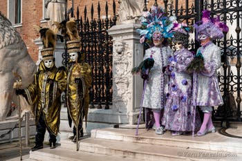 Costumi del Carnevale di Venezia davanti all'Arsenale.